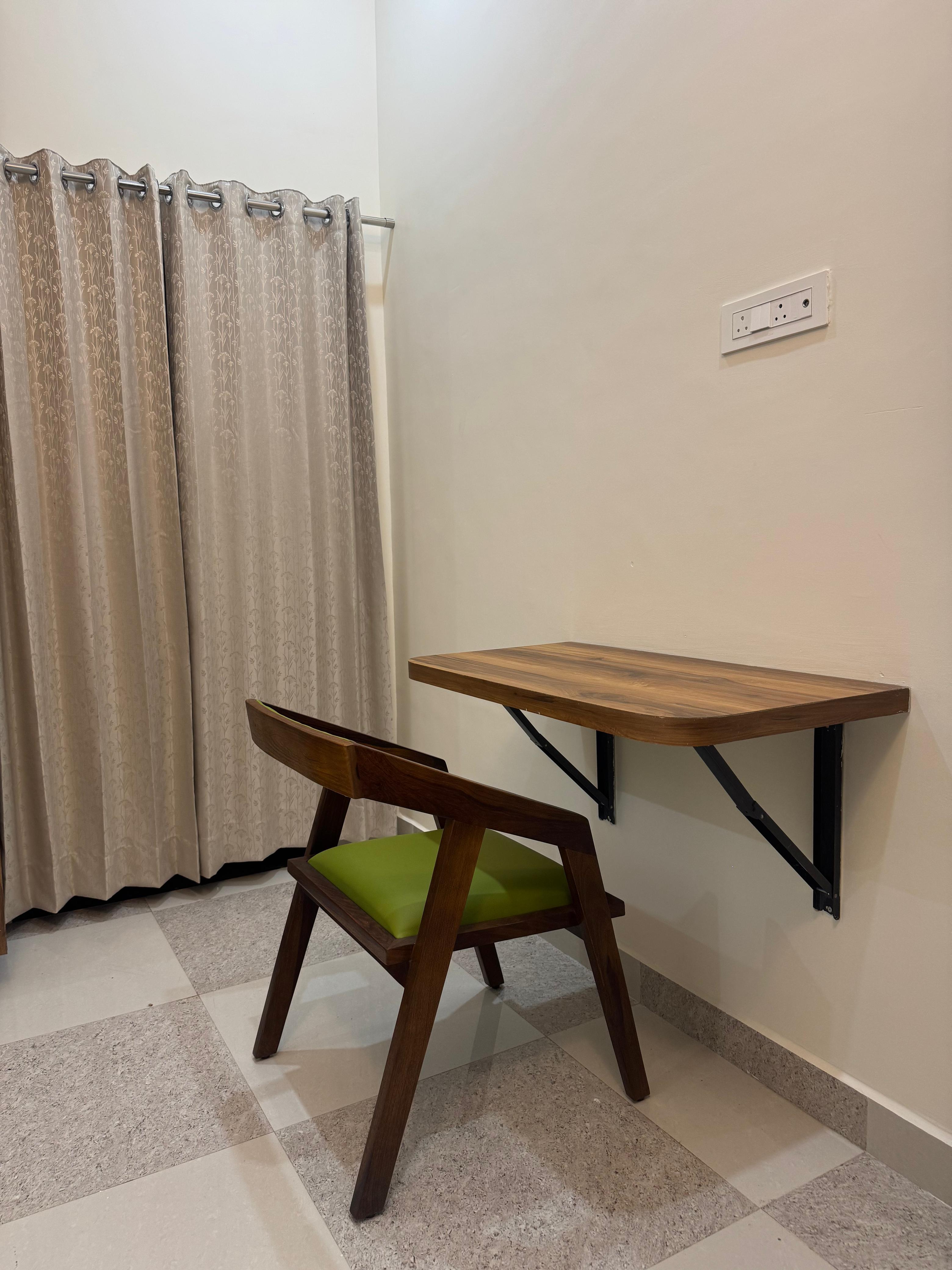 Hotel S.S. Inn - Comfortable seating area in room